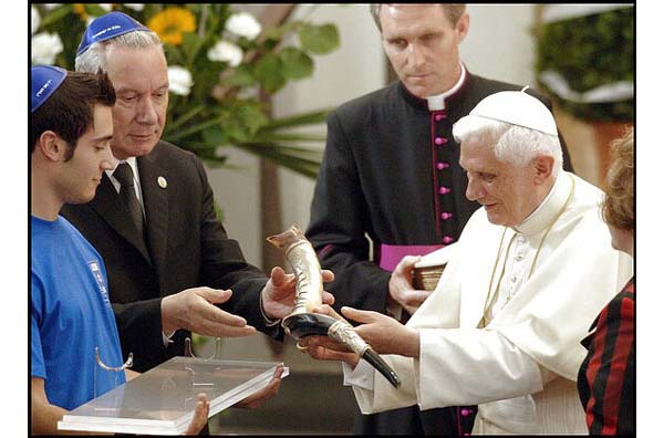 Benedict at the Cologne synagogue 3