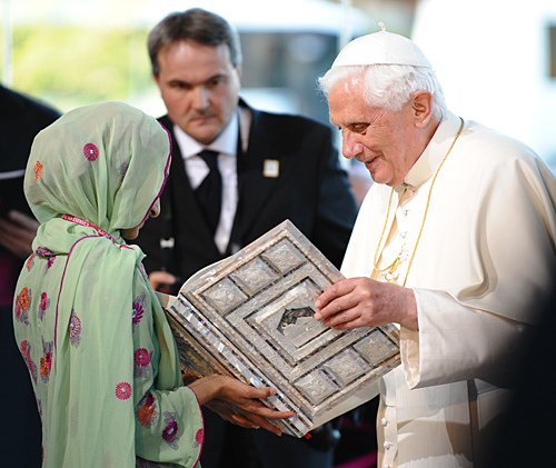 Pope receives a Koran by islamkritik.