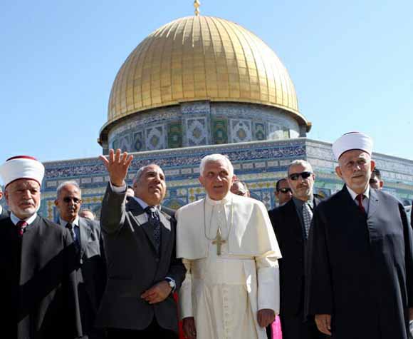 Pope outside the Dome of the rock